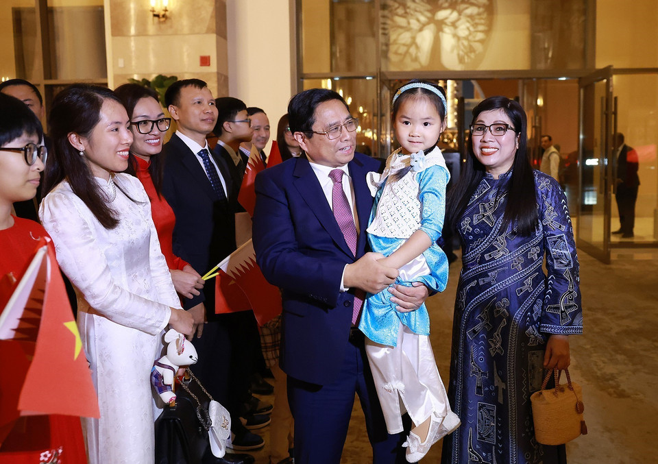 Cán bộ, nhân viên Đại sứ quán và đại diện cộng đồng người Việt Nam tại Qatar đón Thủ tướng Phạm Minh Chính và Phu nhân. (Ảnh: Dương Giang/TTXVN)