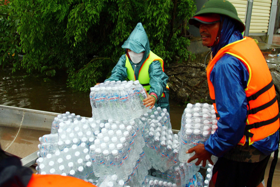 Nước sạch được ưu tiên cứu trợ đến các vùng thấp trũng còn bị ngập nước tại huyện Lệ Thủy (tỉnh Quảng Bình). (Ảnh: Tá Chuyên/TTXVN)