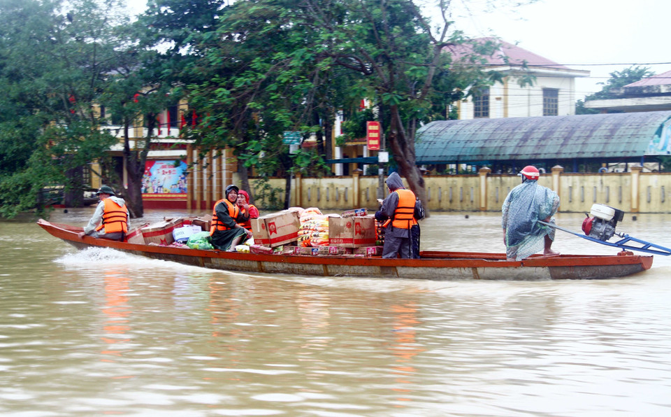 Các đoàn thiện nguyện vận chuyển nhu yếu phẩm đến để trao cho người dân huyện Lệ Thủy (tỉnh Quảng Bình). (Ảnh: Tá Chuyên/TTXVN)