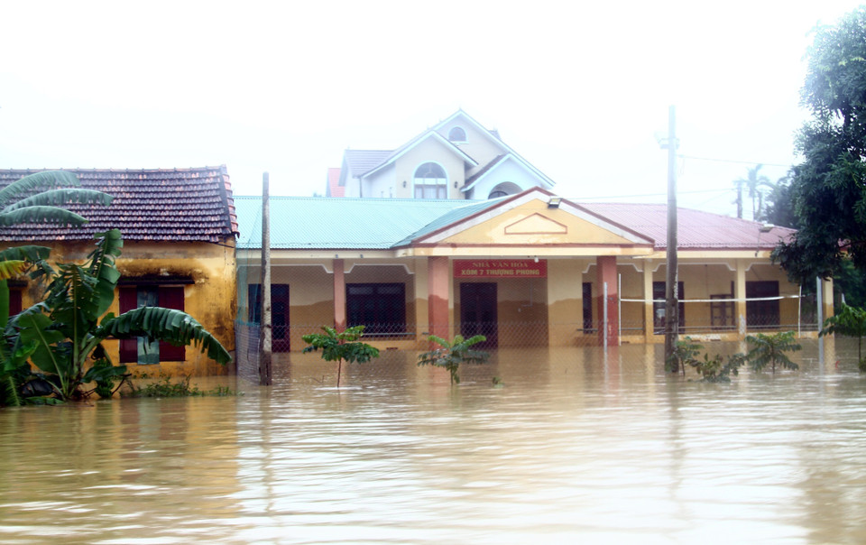 Nước đang rút trên sông Kiến Giang và dự kiến đến 31/10 sẽ rút hết ở các vùng thấp trũng huyện Lệ Thủy (tỉnh Quảng Bình). (Ảnh: Tá Chuyên/TTXVN)