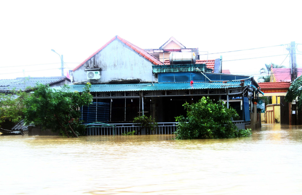 Nhiều nhà dân vùng thấp trũng tại huyện Lệ Thủy (tỉnh Quảng Bình) vẫn còn ngập nước. (Ảnh: Tá Chuyên/TTXVN)