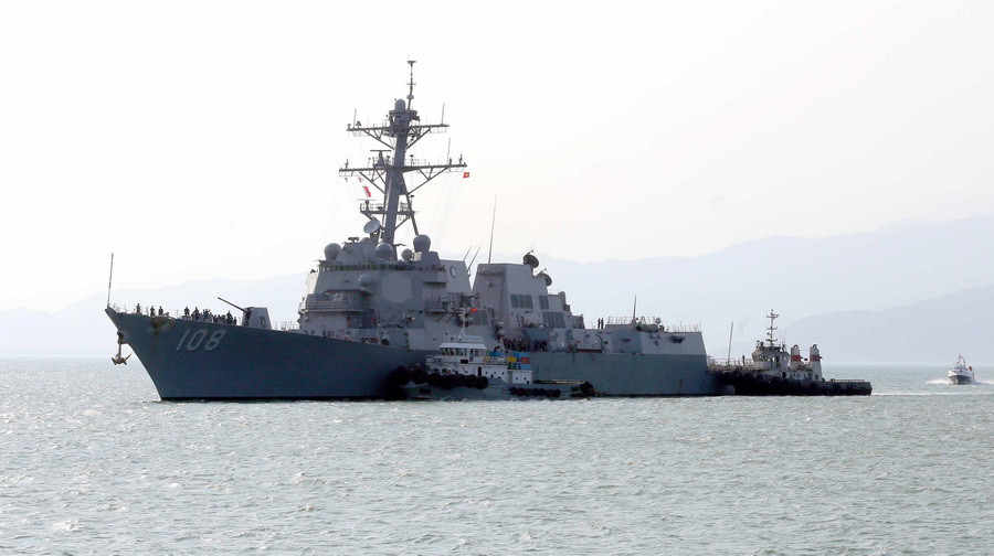 Tàu khu trục USS Wayne E. Meyer cập cảng Tiên Sa (Đà Nẵng). (Ảnh: Trần Lê Lâm/TTXVN)