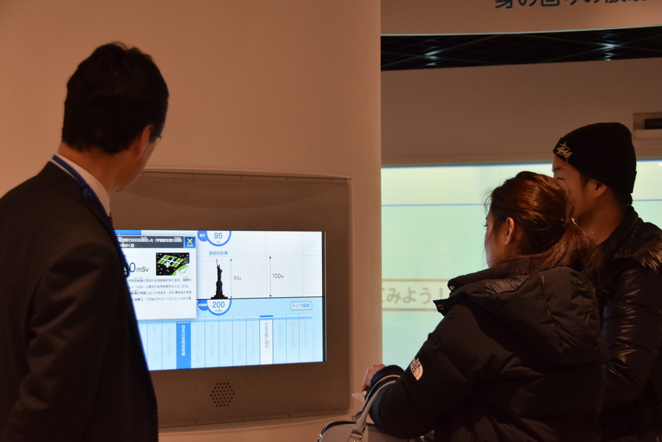 Khách tham quan đang tìm hiểu các kiến thức về phóng xạ. (Ảnh: Nguyễn Tuyến/Vietnam+)