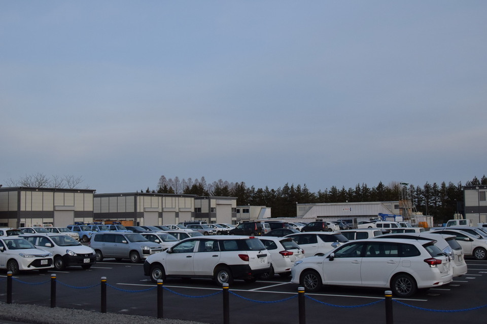 Khu vực tập kết ôtô của một nhà máy sản xuất ôtô tại Fukushima. (Ảnh: Nguyễn Tuyến/Vietnam+)