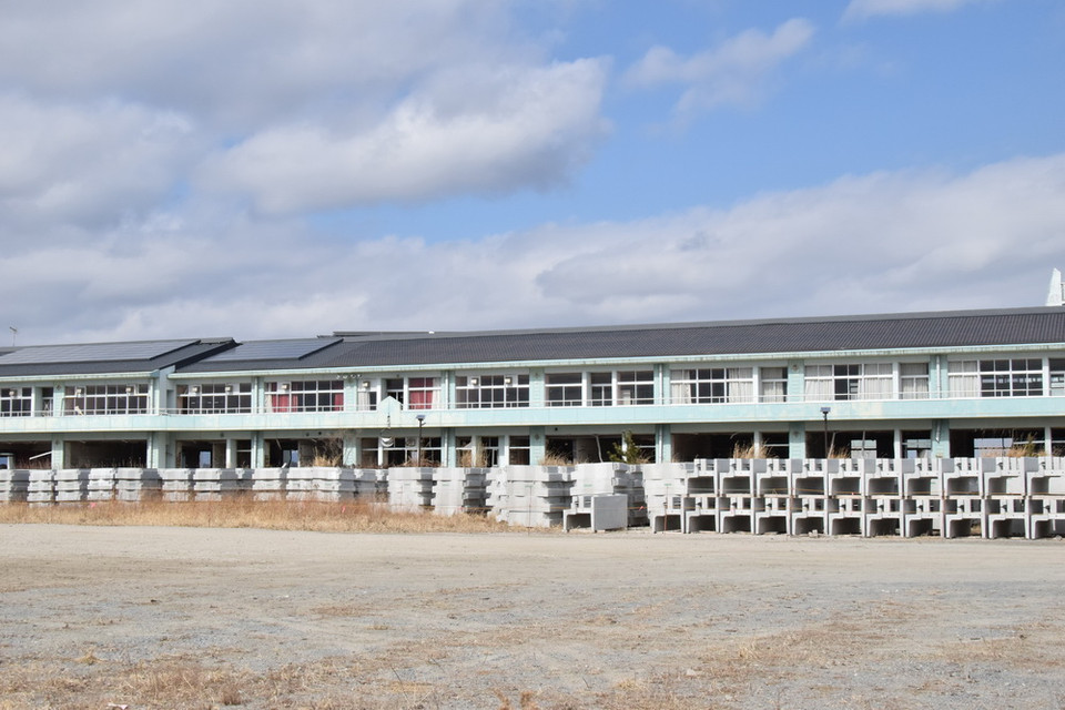 Ngôi trường phổ thông bị sóng thần phá hủy toàn bộ tầng 1 tại thị trấn Namie. (Ảnh: Nguyễn Tuyến/Vietnam+)