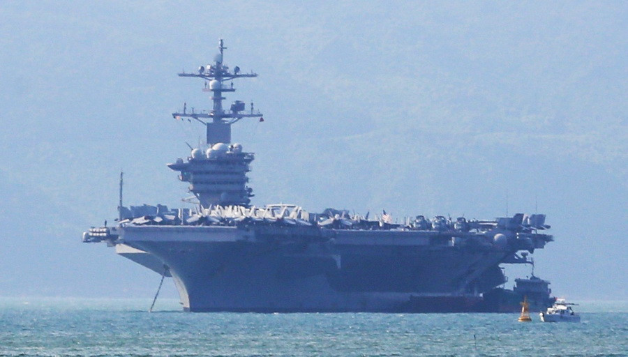Tàu sân bay USS Carl Vinson neo tại vịnh Đà Nẵng. (Ảnh: Trần Lê Lâm/TTXVN)