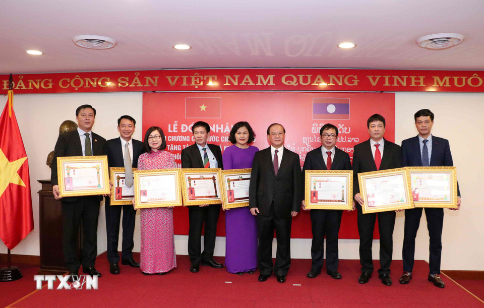 Bộ trưởng Bộ Thông tin, Văn hóa và Du lịch Lào Bosengkham Vongdara trao tặng Huân chương Lao động hạng Ba của Lào cho các đơn vị của TTXVN. (Ảnh: Văn Điệp/TTXVN)