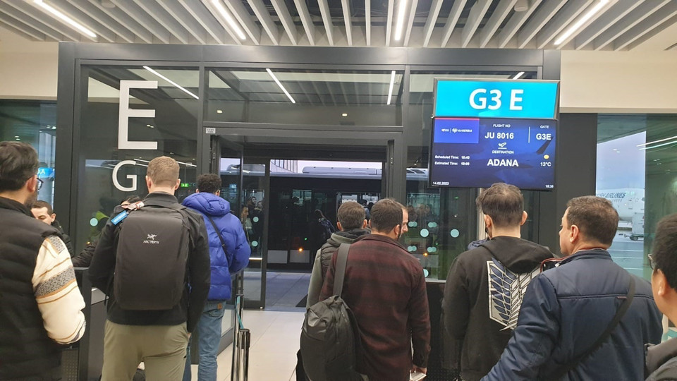 Chiều tối 14/2/2023 (theo giờ địa phương), tại sân bay quốc tế Istanbul của Thổ Nhĩ Kỳ, vẫn tấp nập, hối hả các chuyến bay đi và đến từ nhiều nước trên thế giới. Trải qua chặng bay kéo dài của hãng Turkish Airlines, phóng viên Thông tấn xã Việt Nam cùng một nhóm nhỏ hành khách đã chọn lối rẽ vào sảnh đến nội địa trong khi phần lớn những khách còn lại thì đi ra sảnh chờ quốc tế. Hành trình nối tiếp của phóng viên là hướng đến thành phố Adana, nơi rất gần với khu vực tâm chấn của vụ động đất kinh hoàng gần 10 ngày trước. (Ảnh: Trường Dụy/TTXVN)