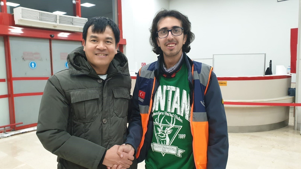 Phóng viên chụp ảnh cùng tình nguyện viên của AFAD. (Ảnh: Trường Dụy/TTXVN)