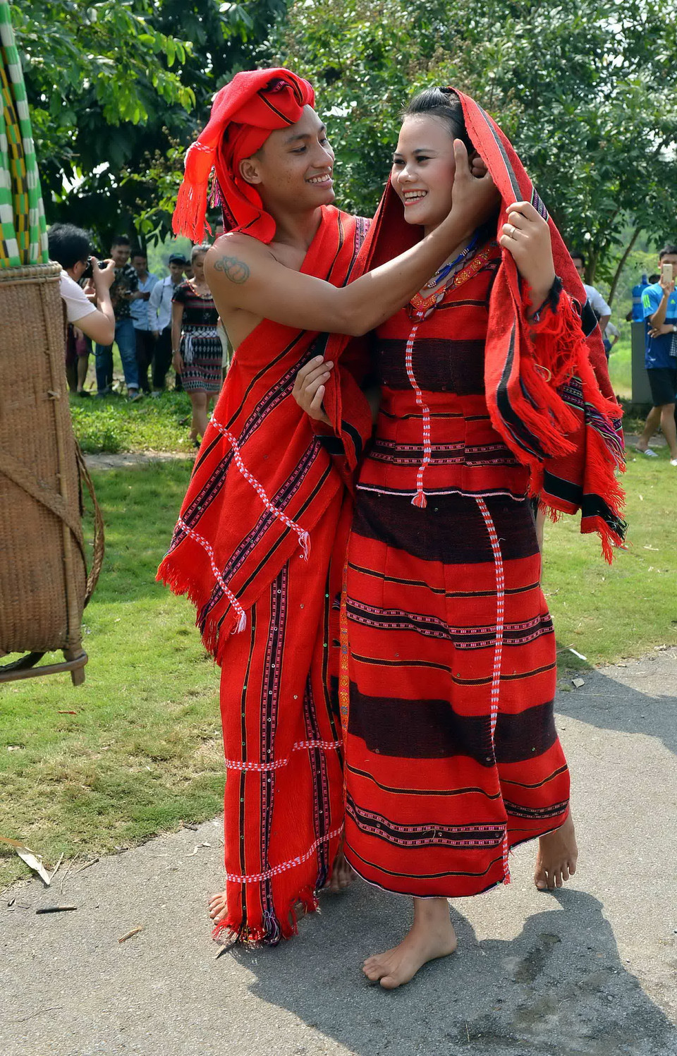  Chào mừng ngày Gia đình Việt Nam (28/6), ngày 26/6, tại Làng Văn hóa – Du lịch các dân tộc Việt Nam (Đồng Mô, Sơn Tây, Hà Nội), Ban quản lý Làng Văn hóa phối hợp với đoàn nghệ nhân dân tộc Pa Cô (Tà Ôi), huyện A Lưới, tỉnh Thừa Thiên Huế tổ chức tái hiện 'Lễ cưới truyền thống của đồng bào dân tộc Pa Cô.” (Ảnh: Thanh Hà/TTXVN)