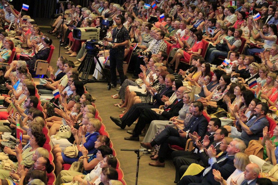 Khán giả tán dương phần trình diễn xuất sắc của các nghệ sỹ. (Ảnh: Trần Hiếu/Vietnam+)