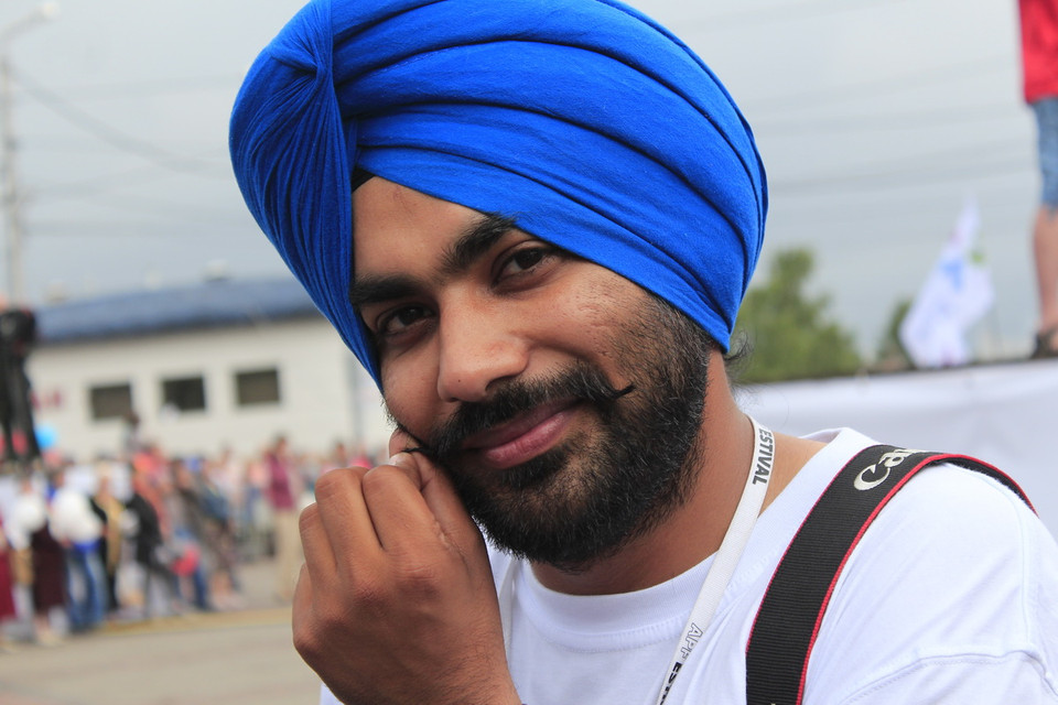 Một nghệ sỹ đến từ Ấn Độ. (Ảnh: Trần Hiếu/Vietnam+)