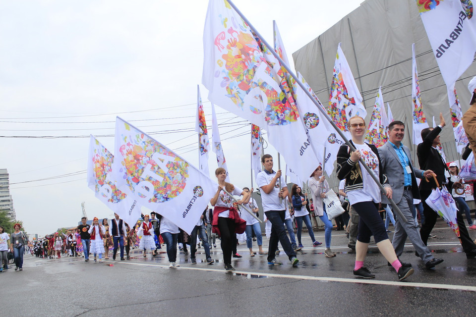 Đại diện các đoàn nghệ sỹ của Liên hoan âm nhạc Châu Á Thái Bình Dương đã tham gia lễ hội đường phố chào mừng kỷ niệm 388 năm thành lập thành phố Krasnoyarsk. (Ảnh: Trần Hiếu/Vietnam+)