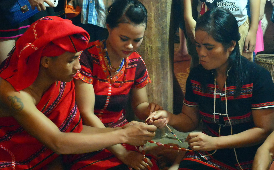 Trao đồ cưới cho cô dâu, chú rể. (Ảnh: Thanh Hà/TTXVN) 