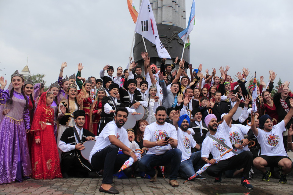 Các nghệ sỹ cùng chụp ảnh lưu niệm. (Ảnh: Trần Hiếu/Vietnam+)