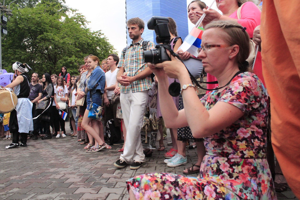 Người dân địa phương chăm chú theo dõi các tiết mục biểu diễn. (Ảnh: Trần Hiếu/Vietnam+)