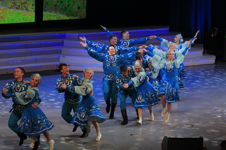 Các nghệ sỹ Nga biểu diễn những điệu múa dân gian Nga độc đáo. (Ảnh: Trần Hiếu/Vietnam+)