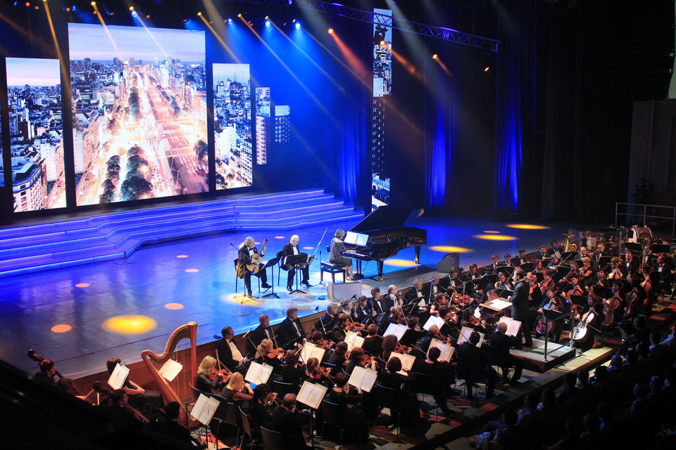 Nhóm Tam tấu Argentina và giàn nhạc giao hưởng thính phòng Krasnoyarsk cùng phối hợp biểu diễn tiết mục hòa tấu đặc sắc. (Ảnh: Trần Hiếu/Vietnam+)