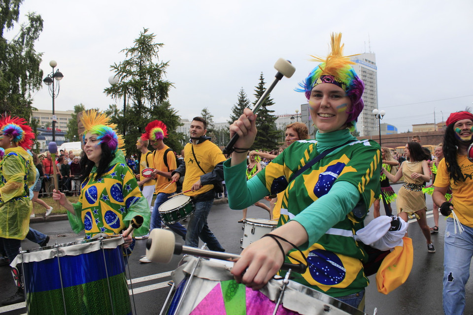 Các nghệ sỹ quốc tế tham gia diễu hành. (Ảnh: Trần Hiếu/Vietnam+)