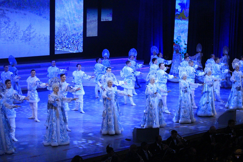 Các nghệ sỹ của Xứ tuyết trắng trình bày tổ khúc vũ đạo 'Siberia của tôi.' (Ảnh: Trần Hiếu/Vietnam+)