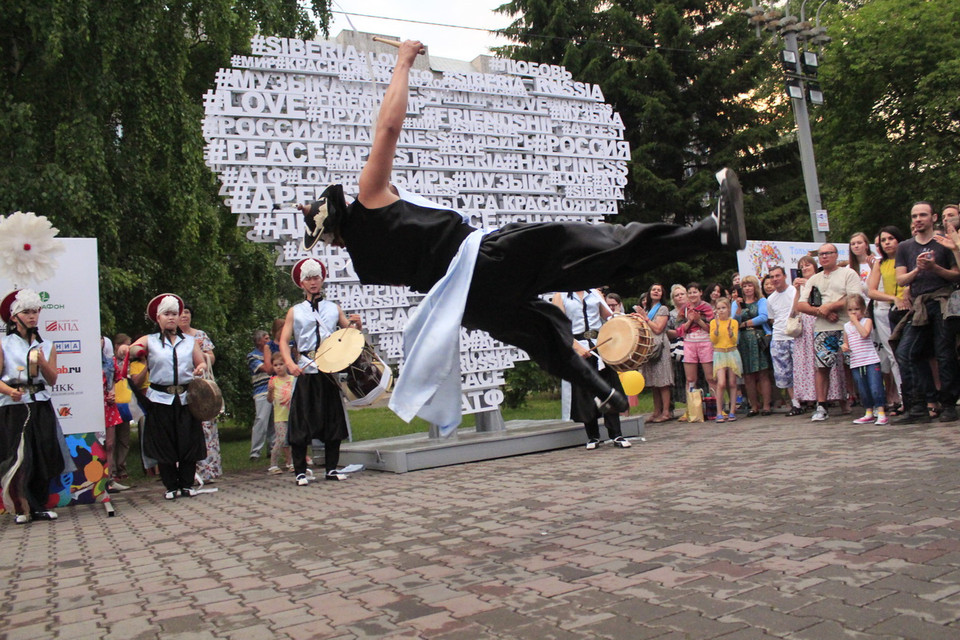 Các nghệ sỹ của đoàn nghệ thuật DAOL (Hàn Quốc) biểu diễn trên phố. (Ảnh: Trần Hiếu/Vietnam+)