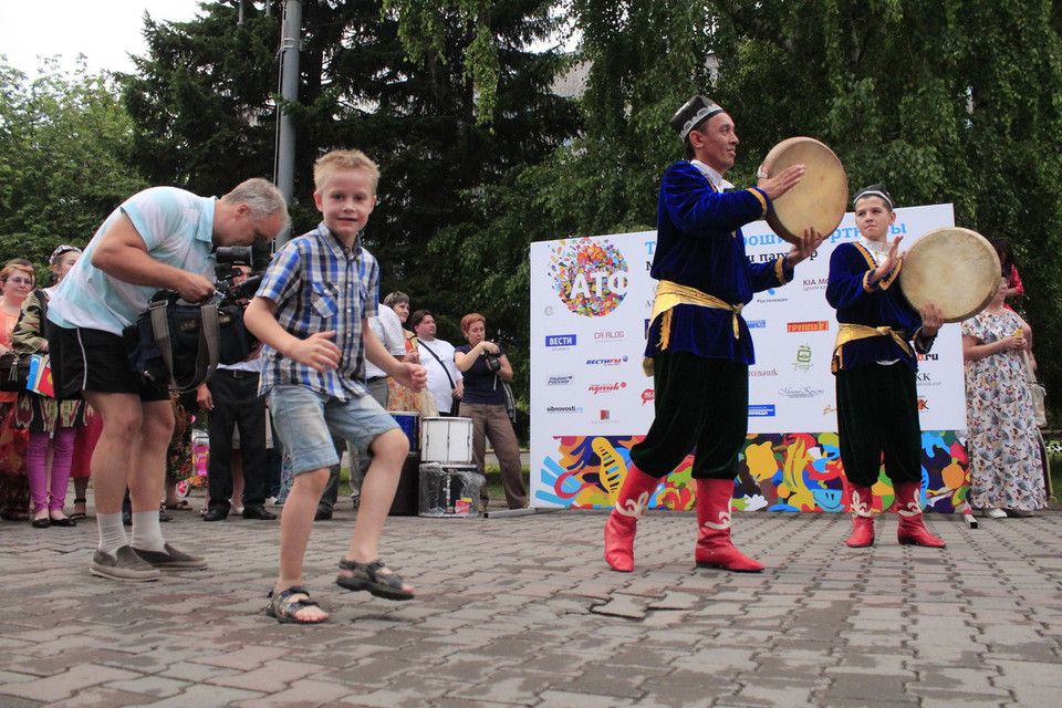 Một khán giả nhí ngẫu hứng tham gia biểu diễn cùng các nghệ sỹ quốc tế. (Ảnh: Trần Hiếu/Vietnam+)