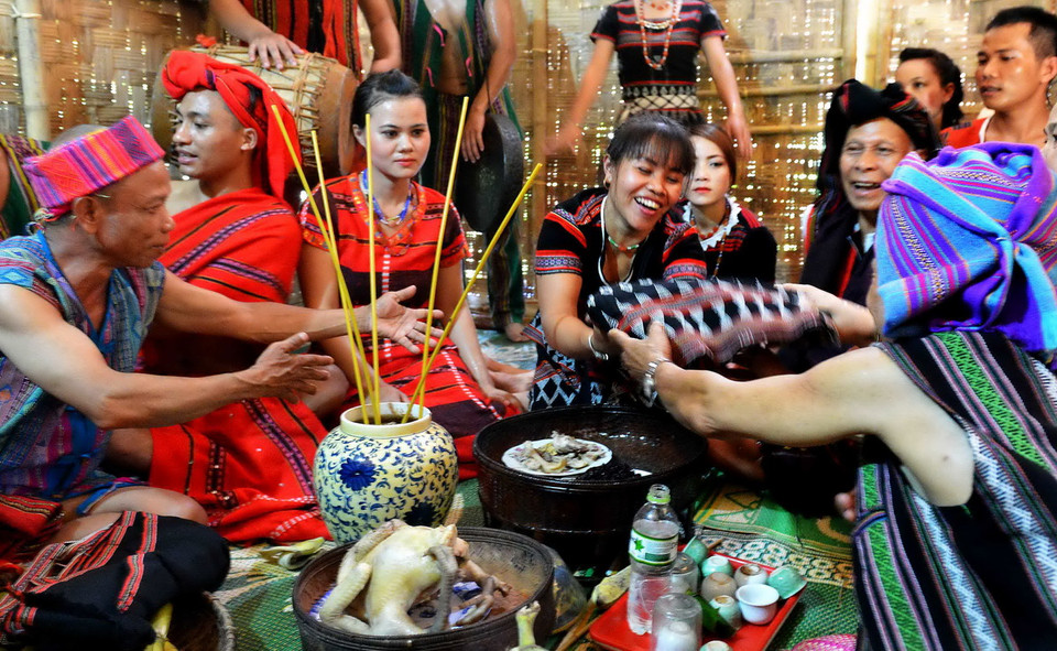 Trao đồ mừng cho nhà cô dâu. (Ảnh: Thanh Hà/TTXVN) 