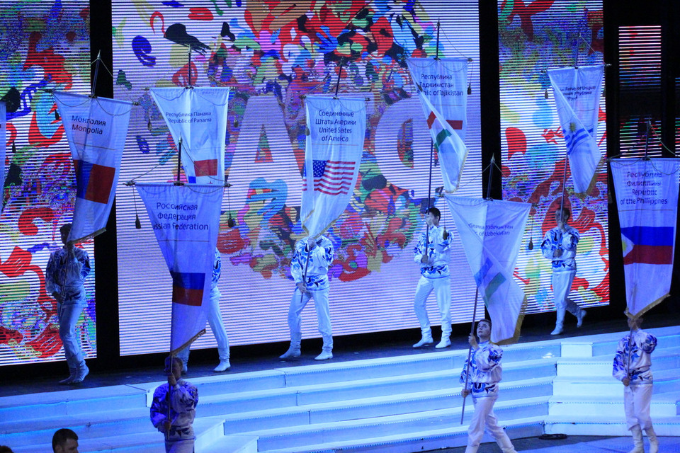 Đại diện các đoàn tham gia Festival rước cờ trên sân khấu. (Ảnh: Trần Hiếu/Vietnam+)