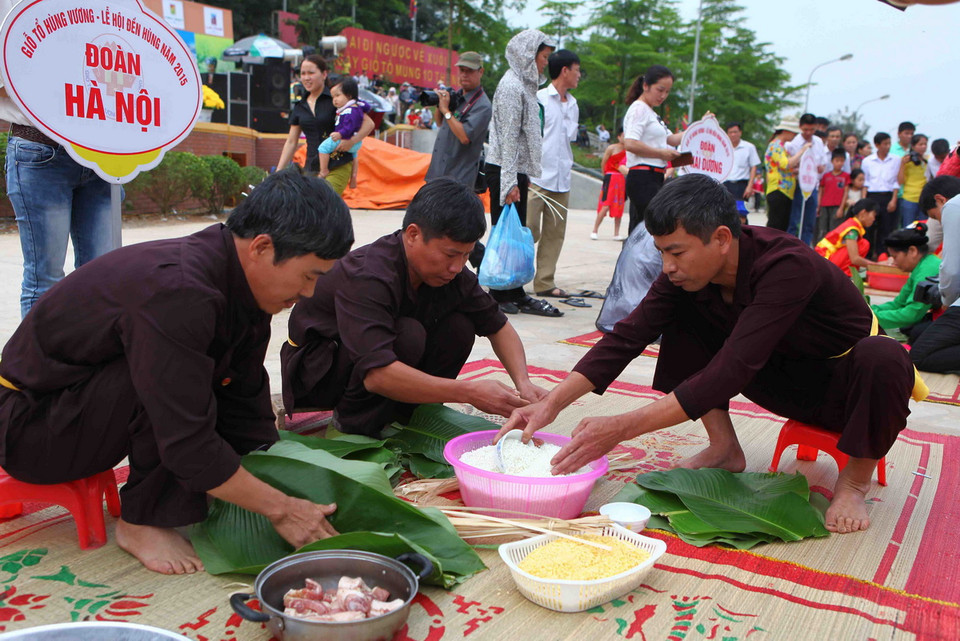 Phần thi gói bánh chưng của đoàn Hà Nội dâng lên các Vua Hùng. (Ảnh: Quý Trung/TTXVN) 