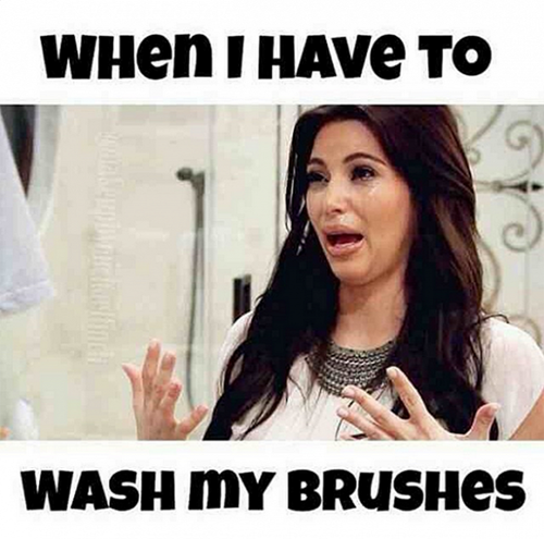 Phản ứng thường thấy khi phụ nữ phải rửa cọ trang điểm.