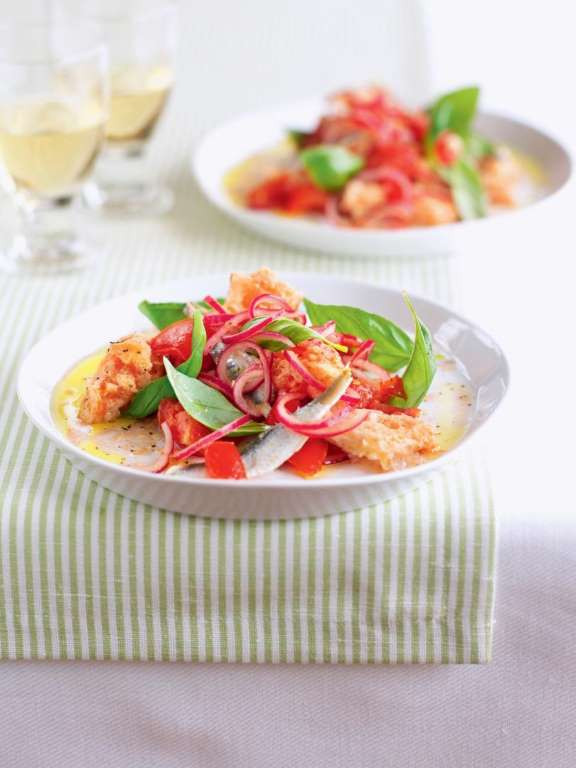 Salad Panzanella. (Nguồn: Hamlym)