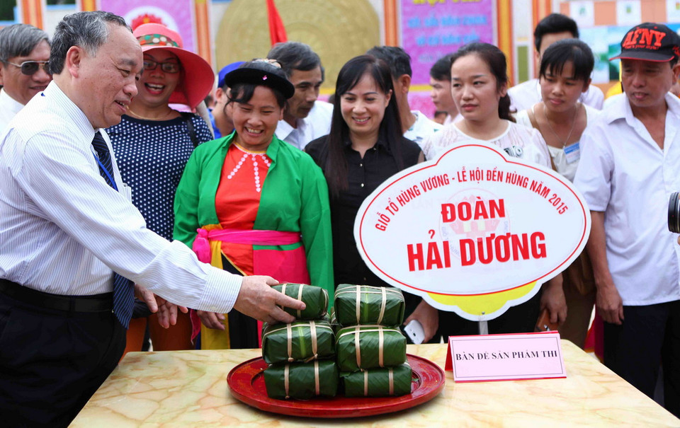 Ban tổ chức chấm điểm cho đội gói nhanh nhất và đẹp nhất. (Ảnh: Quý Trung/TTXVN) 