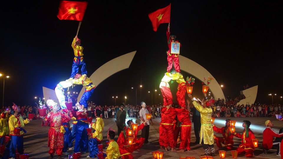 Màn trình diễn múa bông truyến thống của ngư dân vùng biển Bảo Ninh trong lễ hội 'múa bông chèo cạn.' (Ảnh: Đức Thọ/TTXVN) 