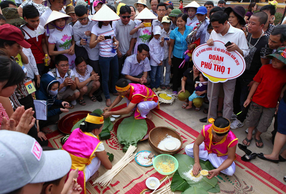 Hội thi gói bánh chưng thu hút đông đảo du khách thập phương. (Ảnh: Quý Trung/TTXVN) 