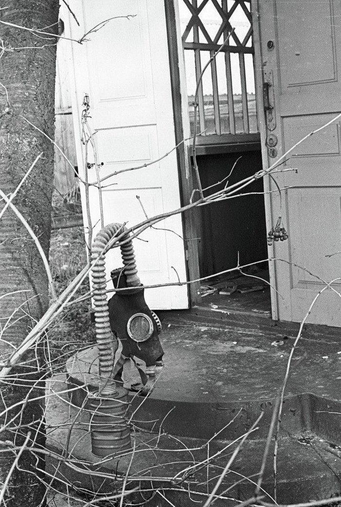 Một ngôi nhà bị bỏ hoang sau thảm họa. Mặt nạ dưỡng khí đang treo trên cây. (Nguồn: Sputnik)