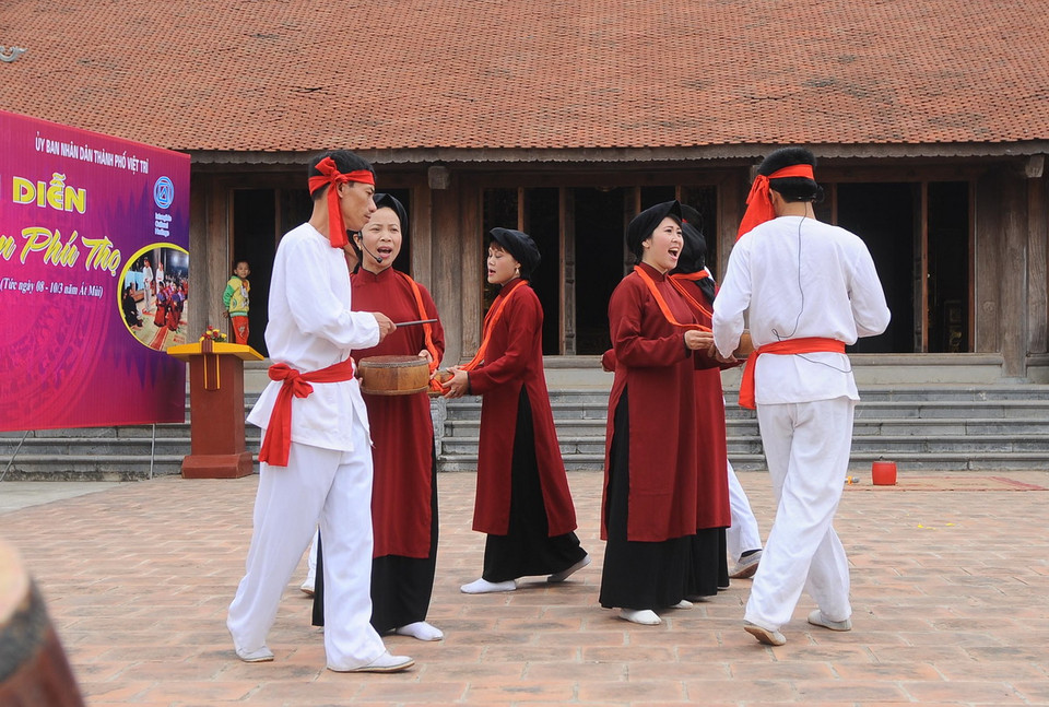 Các nghệ nhân hát Xoan trình diễn những làn điệu cổ độc đáo và đặc sắc. (Ảnh: Minh Đức/TTXVN) 