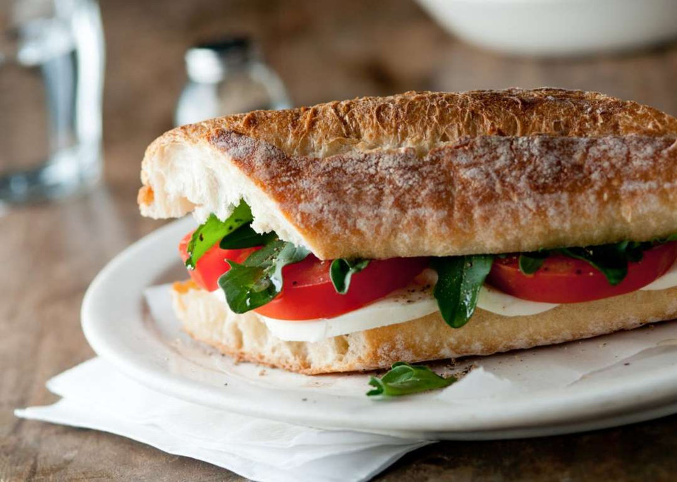 Bánh mỳ Caprese. (Nguồn: BigOven)
