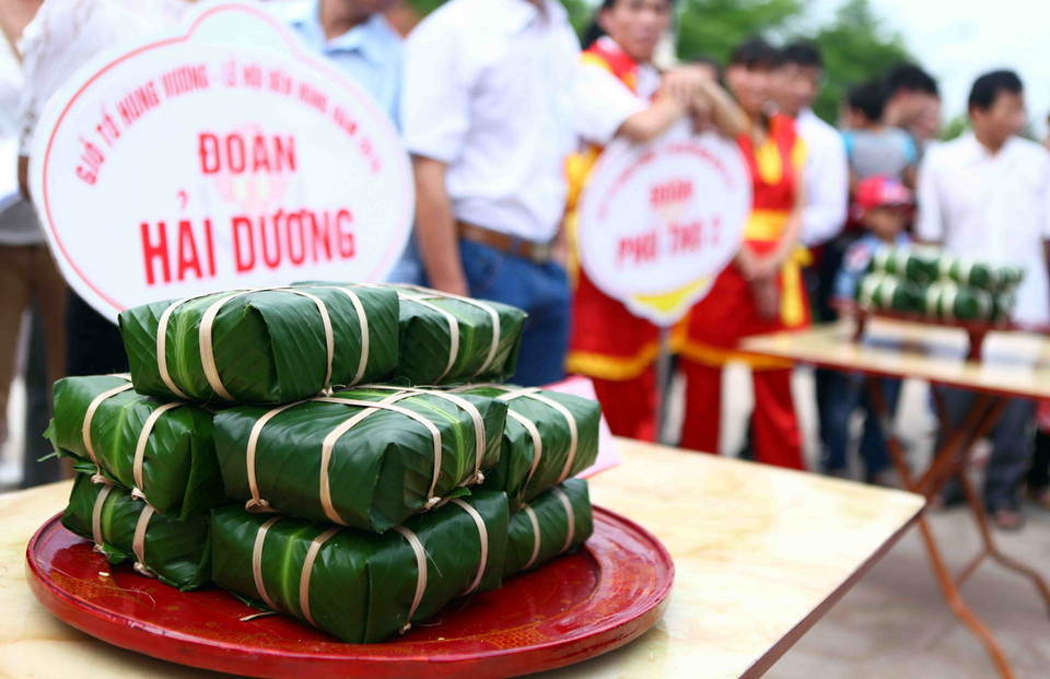 Sau gần năm phút, các đội đã xong phần thi gói bánh chưng chuẩn bị cho vào nấu để dâng lên các Vua Hùng. (Ảnh: Quý Trung/TTXVN) 