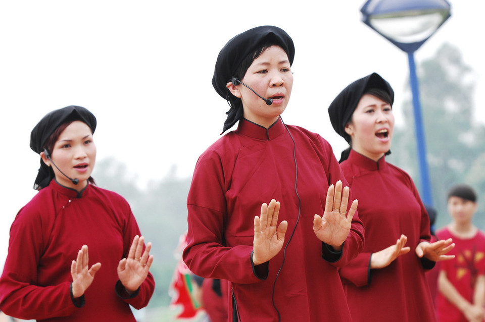 Các nghệ nhân hát Xoan trình diễn những làn điệu cổ độc đáo và đặc sắc. (Ảnh: Minh Đức/TTXVN) 