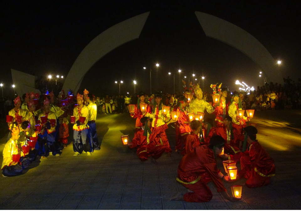 Màn trình diễn múa bông truyến thống của ngư dân vùng biển Bảo Ninh trong lễ hội 'múa bông chèo cạn.' (Ảnh: Đức Thọ/TTXVN) 