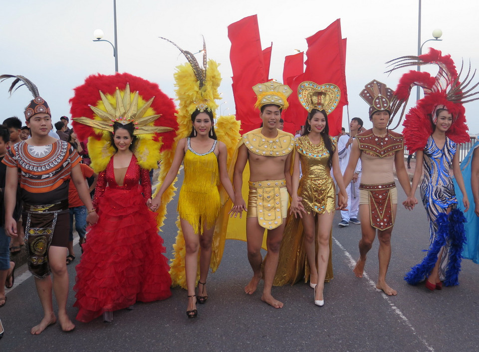 Các hoa hậu và siêu mẫu Việt Nam cũng tham gia lễ hội 'diễu hành đường phố.' (Ảnh: Đức Thọ/TTXVN) 