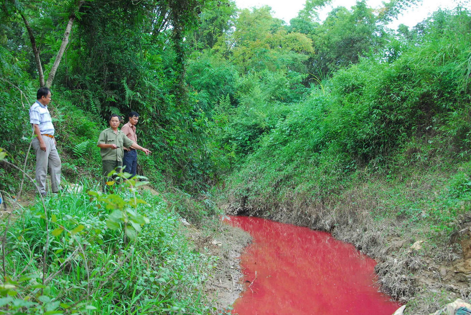 Lòng suối chuyển sang màu đỏ. (Ảnh: Xuân Tư/TTXVN) 