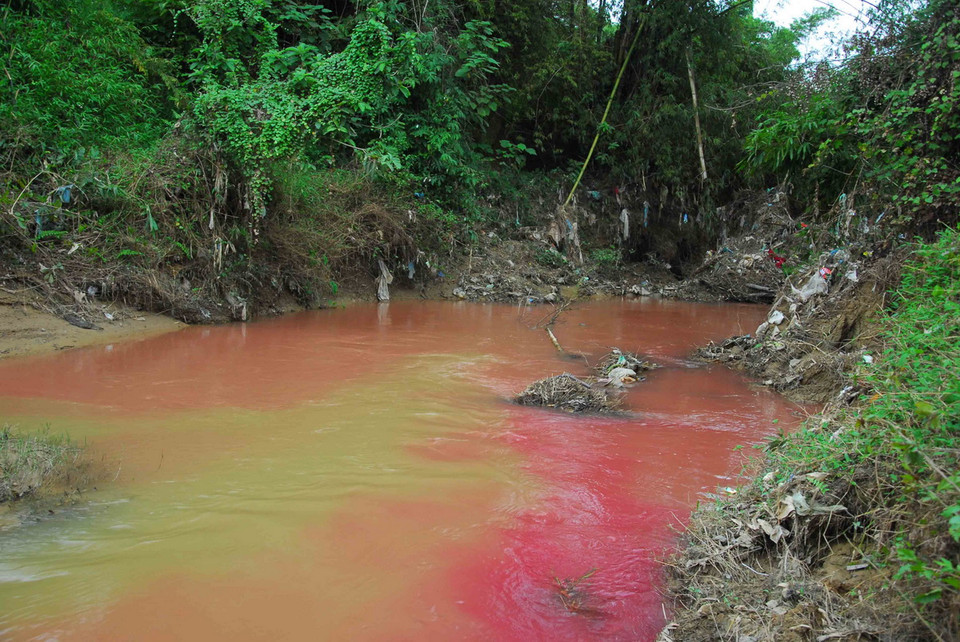  Lòng suối chuyển sang màu đỏ. (Ảnh: Xuân Tư/TTXVN) 