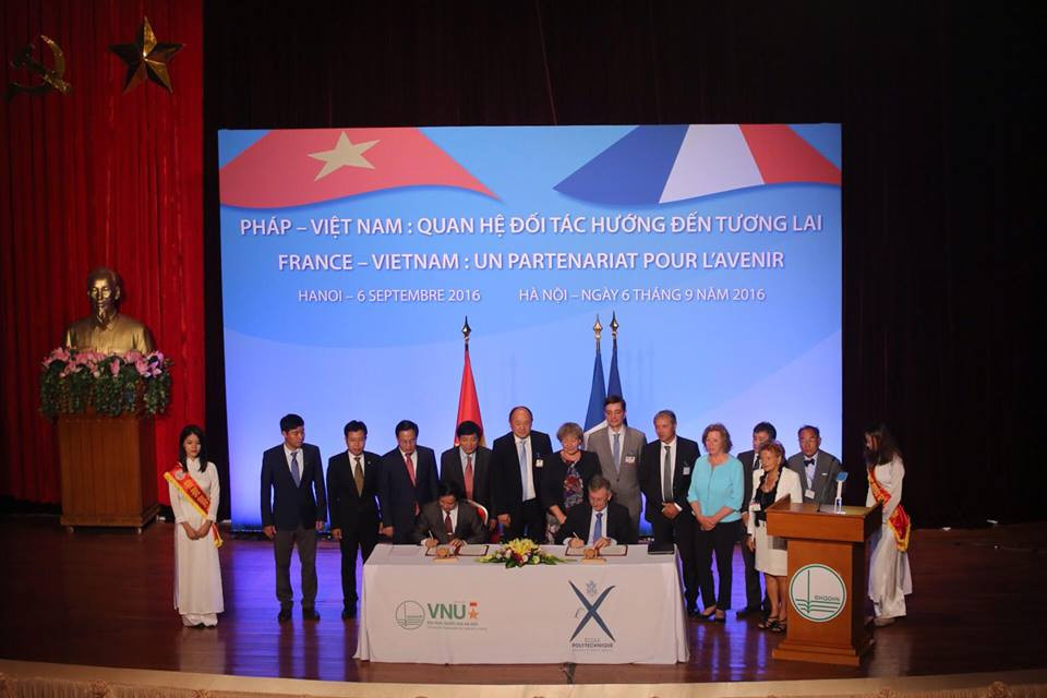 Đại học Quốc gia Hà Nội và Đại học Bách khoa Paris đã ký Thỏa thuận hợp tác với sự hiện diện của Ngài Yves Dermay. 