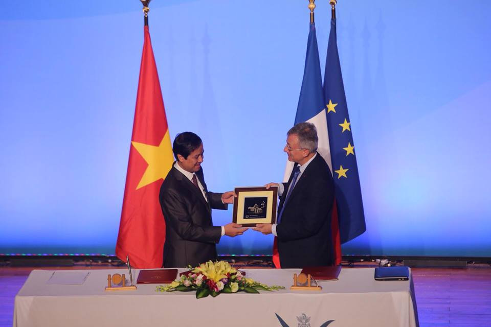 Đại học Quốc gia Hà Nội cũng đã tham gia tích cực trong các cơ chế, chương trình hợp tác đa phương trong khuôn khổ Cộng đồng khối Pháp ngữ, Cơ quan Đại học Pháp ngữ - AUF…