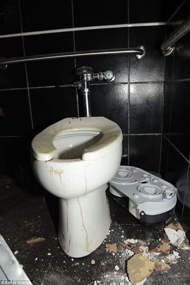 Omar Mateen (29 tuổi), kẻ thực hiện vụ xả súng đã bị cảnh sát tiêu diệt ngay tại hiện trường. Gã có quan hệ với tổ chức khủng bố IS. (Nguồn: dailymail.co.uk)