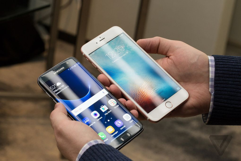 Galaxy S7 (trái) đọ dáng với iPhone 6s Plus. (Nguồn: The Verge)
