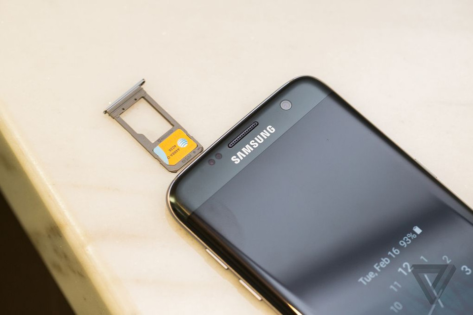 Khe cắm thẻ sim kiêm khe cắm thẻ nhớ microSD mở rộng. (Nguồn: The Verge)