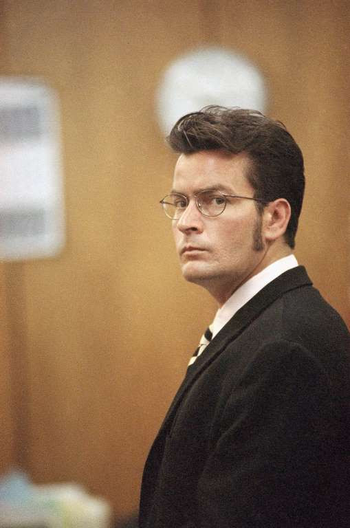 Tháng 5/1998, Sheen sử dụng cocaine quá liều, phải vào viện cấp cứu. Tháng 8/1998, Charlie Sheen vào trại cai nghiện. (Nguồn: AP)