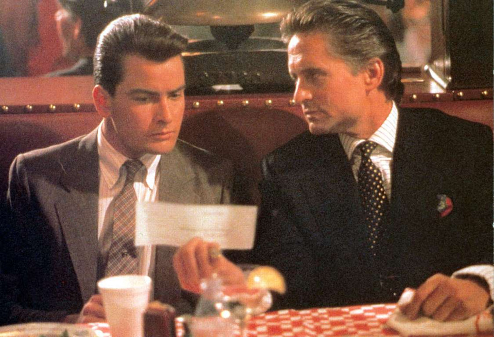 Sau 'Platoon,' Sheen tiếp tục để lại ấn tượng với bộ phim 'Wall Street' trong năm 1987 với Michael Douglas và cha mình, ông Martin Sheen. (Nguồn: Rex)
